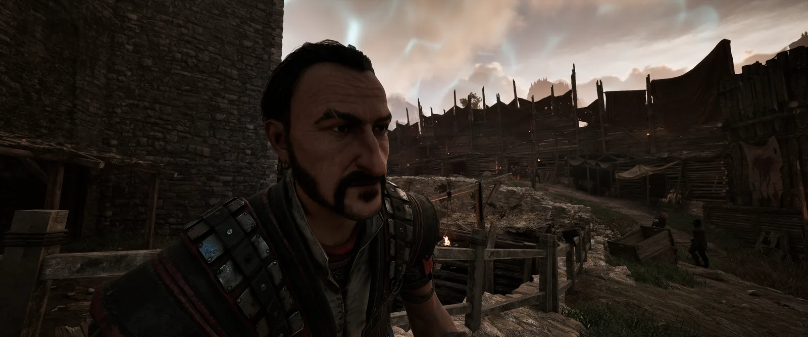 Diego im Außenring des Alten Lagers, dahinter Hütten und die Palisade, Gothic 1 Remake