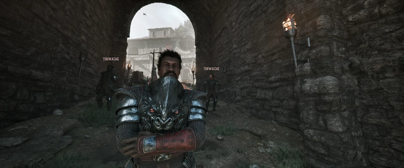 Thorus mit verschränkten Armen im Torbogen, links und rechts zwei Torwachen, Gothic 1 Remake